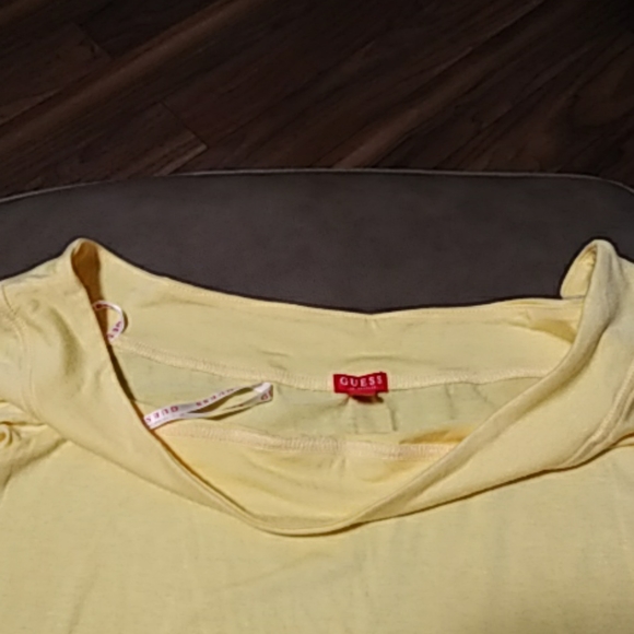 Guess off the shoulder T-shirt. M. NWOT - Picture 3 of 4